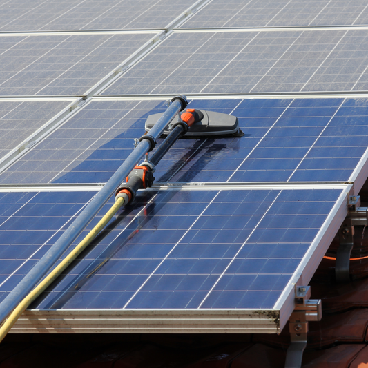 ☀️ Faut-il nettoyer ses panneaux solaires ? La réponse est OUI (et voici pourquoi)